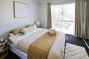 Room - Water’s Edge: 4BR all-ensuite. Sweeping estuary views for families and groups. (Falcon)