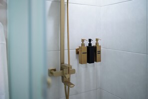 Shower, hair dryer, bidet, towels - New 2BR Luxury Full Suite | Walk to Greenbelt (Makati City)