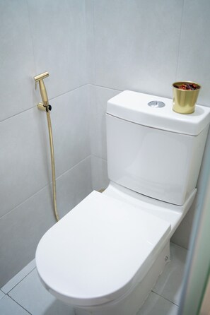 Shower, hair dryer, bidet, towels - New 2BR Luxury Full Suite | Walk to Greenbelt (Makati City)