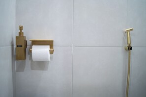 Shower, hair dryer, bidet, towels - New 2BR Luxury Full Suite | Walk to Greenbelt (Makati City)