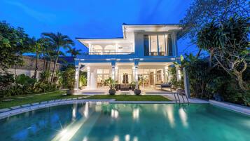 Villa – deluxe, hageutsikt | Basseng | Utendørsbasseng