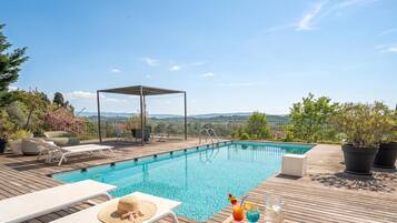 Una piscina al aire libre de temporada