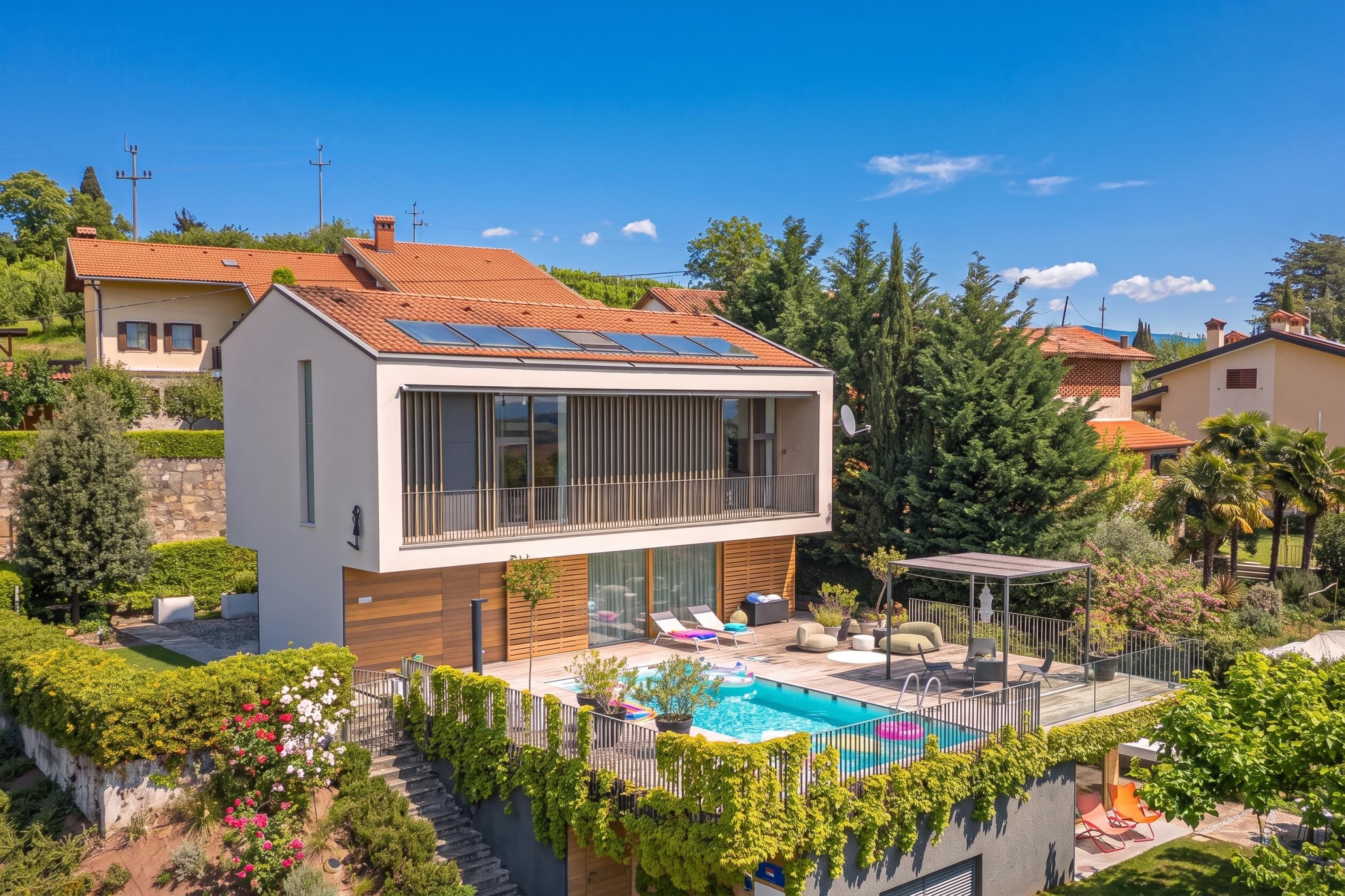 Una casa moderna de dos pisos con piscina, paneles solares y un jardín bien cuidado.