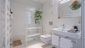 Biệt thự dành cho gia đình, 2 phòng ngủ, ban công, cạnh núi (Alma Vista Villa in Goriška Brda –) | Phòng tắm
