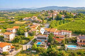 Zona residencial con casas, piscina y viñedo.
