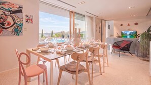 Biệt thự dành cho gia đình, 2 phòng ngủ, ban công, cạnh núi (Alma Vista Villa in Goriška Brda –) | Khu ăn uống