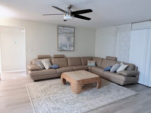 Living area - Spacious 4-bedroom house in lovely Sarasota with Private Pool (Sarasota)
