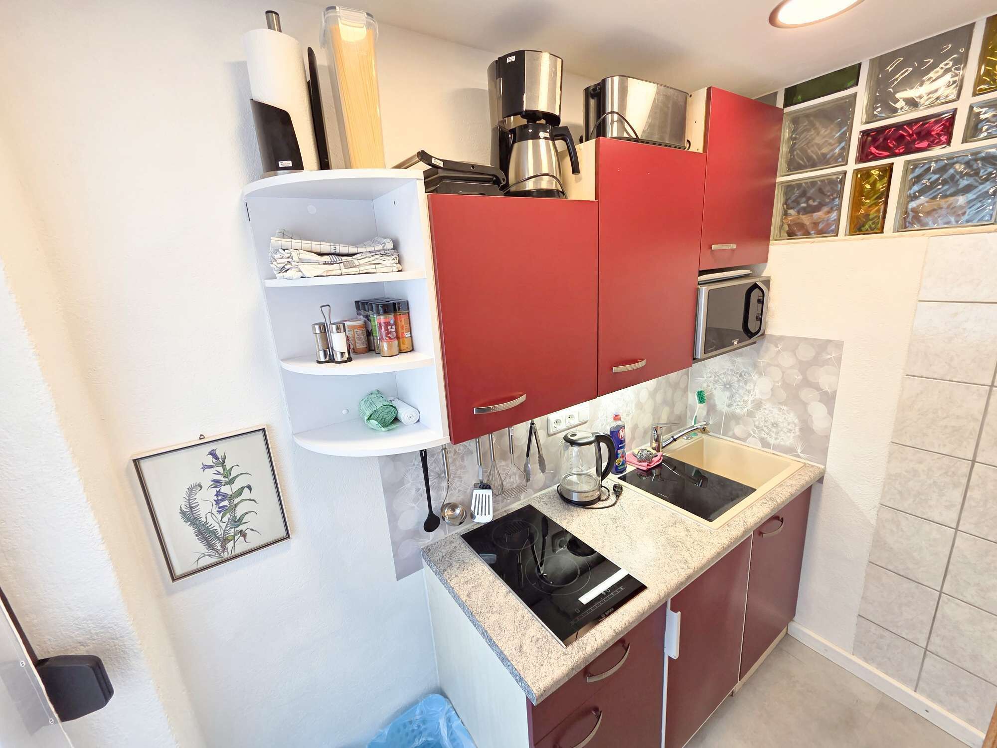 Kühlschrank, Mikrowelle, Herdplatte, Wasserkocher mit Kaffee-/Teezubehör