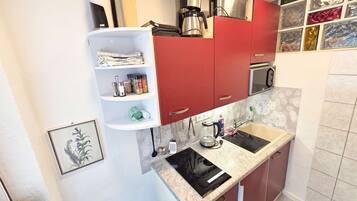Kühlschrank, Mikrowelle, Herdplatte, Wasserkocher mit Kaffee-/Teezubehör