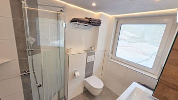Dusche, Haartrockner, Handtücher