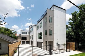 Exterior - META Royal Estate~>THE KAWS HAUS! By Yasmeen (Houston)