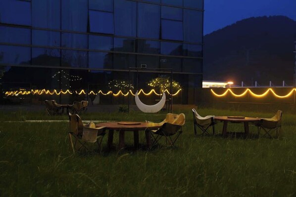 Outdoor dining - MAISON NEW CENTURY (Ningbo)