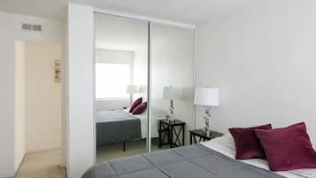 Iron/ironing board, Internet, bed sheets