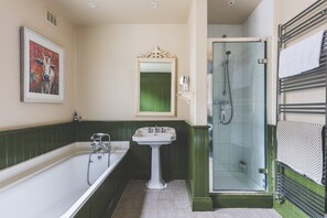 Shower, hair dryer - Fulham Family Home Near Thames Path (London)