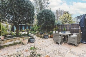 Outdoor dining - Fulham Family Home Near Thames Path (London)