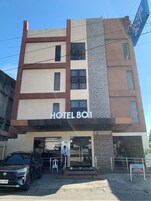 Un edificio de varios pisos con un letrero que dice 'HOTEL 801'.
