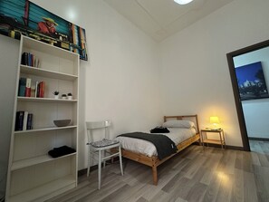 Iron/ironing board, bed sheets - Bright central apartment (foggia)