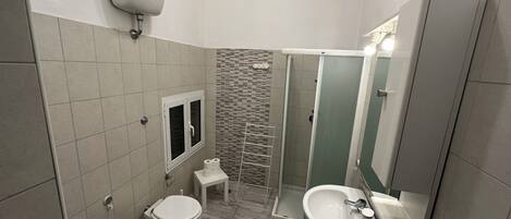 Douche, sèche-cheveux, bidet, serviettes fournies