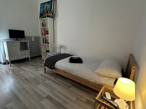 Iron/ironing board, bed sheets - Bright central apartment (foggia)