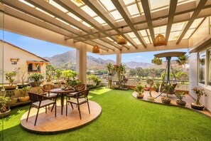 Outdoor dining - Mountain Creek 7BHK Villa by ELIVAAS (Udaipur)