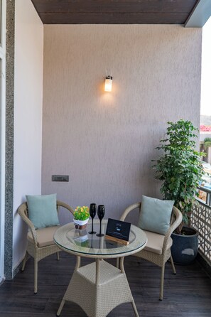 Luxury Villa | Outdoor dining - Mountain Creek 7BHK Villa by ELIVAAS (Udaipur)