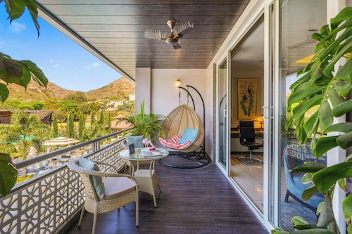 Mountain Creek 7BHK Villa by ELIVAAS