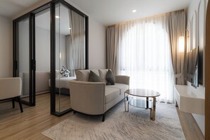 2 Bedroom Suite, 1 King and 1 Single