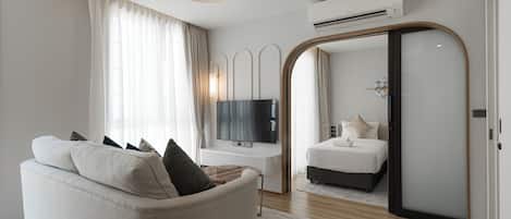 Royal 3BR Penthouse,2 King &1 Single Bed | Desk, free WiFi