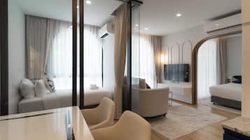 2 Bedroom Suite, 1 King and 1 Single | Living area