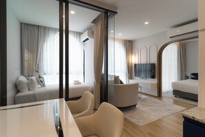 2 Bedroom Suite, 1 King and 1 Single | Area soggiorno