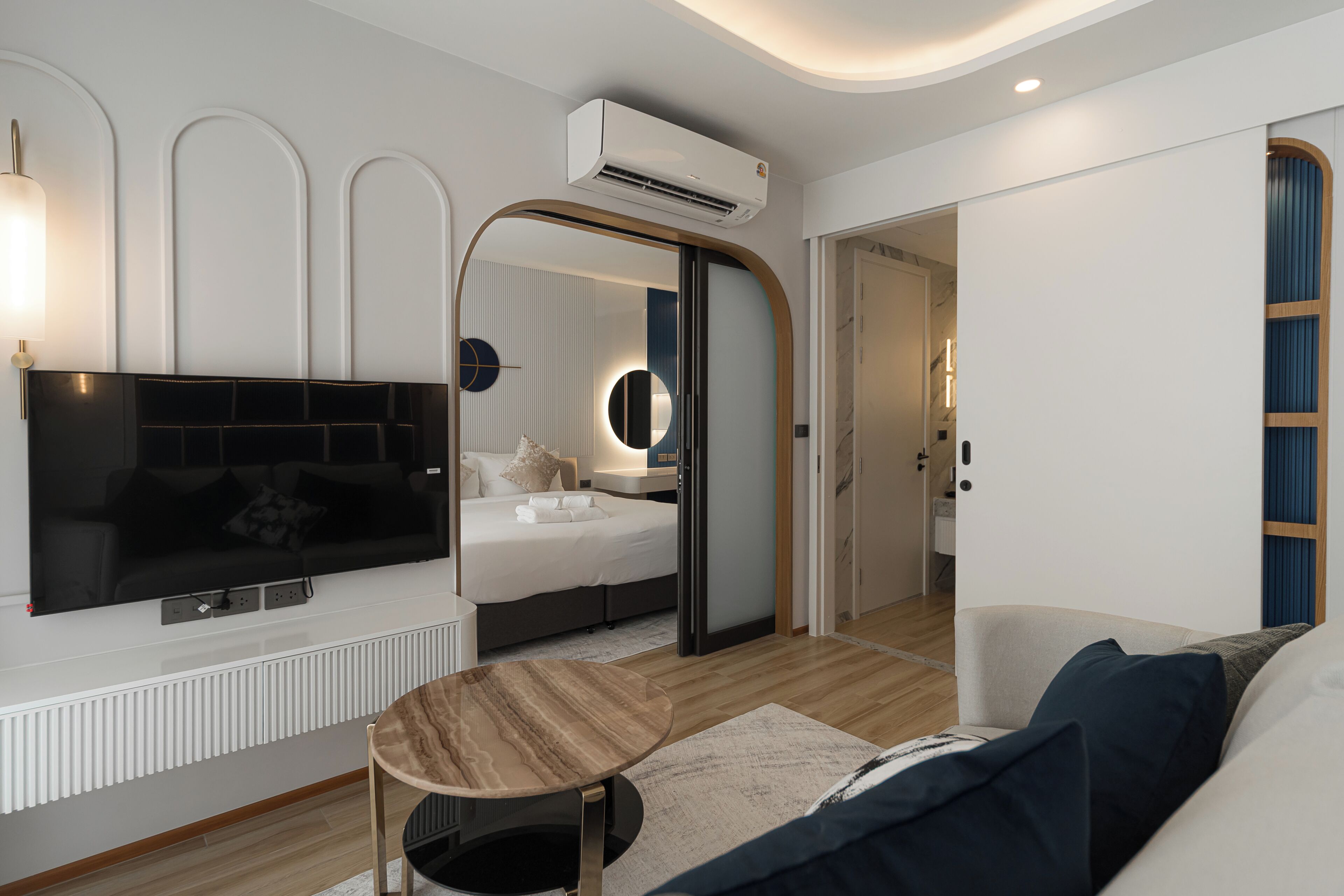 Royal 3BR Penthouse,2 King &1 Single Bed | Living area