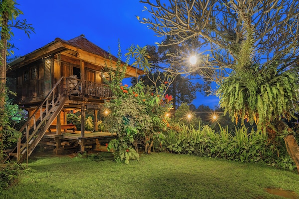 Traditional Room | Exterior