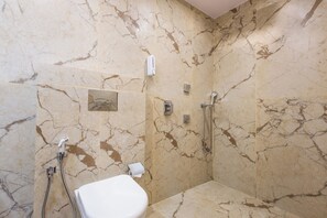 Comfort kamer, 1 twee- of 2 eenpersoonsbedden, uitzicht op de stad | Badkamer | Handdoeken, zeep, shampoo, toiletpapier