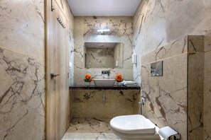 Bathroom - Limewood By zenvana (Dehradun)