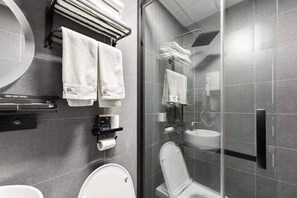 Chambre classique avec lits jumeaux | Salle de bain