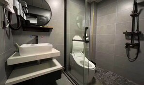Suite familiar | Baño | Zapatillas