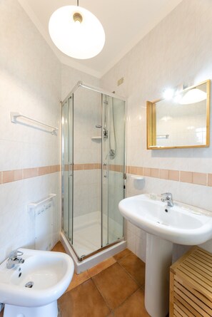 Comfort Apartment, 2 Bedrooms | Bathroom - Apartment in Santa Teresa Near Beach (Santa Teresa di Gallura)