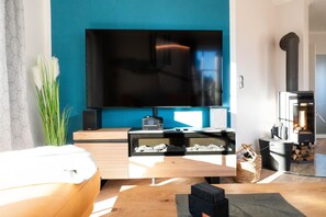 Klassiek huis, 3 slaapkamers | Woonkamer | Een open haard en een dvd-speler