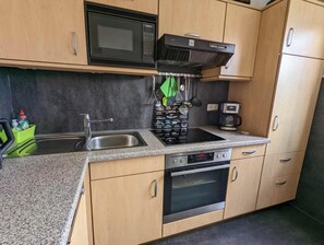 Classic Bungalow, 3 Bedrooms | Private kitchen - Strandnaher Bungalow in Dornumersiel (Dornum)