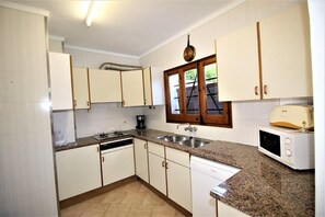 Apartamento clásico, 3 habitaciones | Cocina privada | Microondas, horno, lavavajillas y cafetera o tetera
