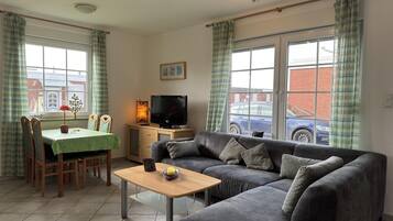 Comfort Bungalow, 3 Bedrooms | Living room | DVD player