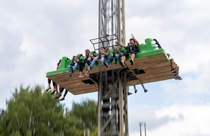 A wooden ride structure with passengers seated on it. - Luxuszelt im Serengeti Park (Hodenhagen)