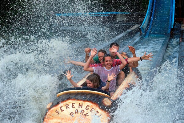 A water slide with people enjoying the ride. - Luxuszelt im Serengeti Park (Hodenhagen)