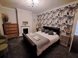 3 bedrooms, iron/ironing board, Internet, bed sheets - Otter's Holt - Dog friendly - close to beach (Pevensey Bay)