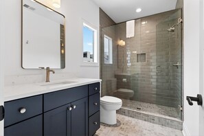 Shower, hair dryer, towels - Rooftop Lounge + Hot Tub + Karaoke + Firepit | Katie Hill Collection (Nashville)