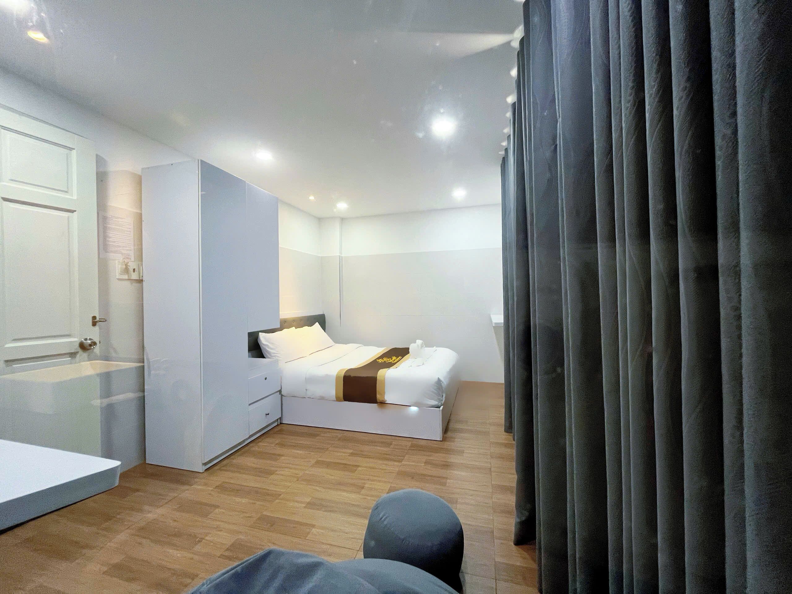 Une chambre à coucher moderne, avec un lit, une armoire et un bureau.