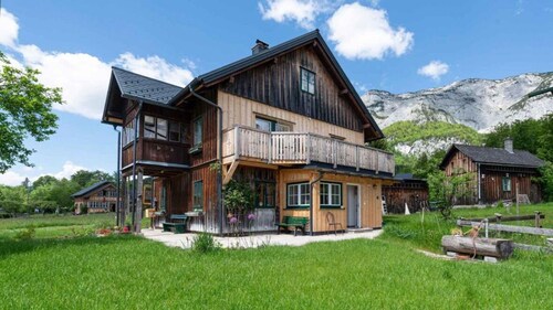Beautiful vacation apartment with lake view of the Grundlsee with private garden.