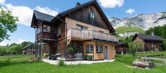 Beautiful vacation apartment with lake view of the Grundlsee with private garden.