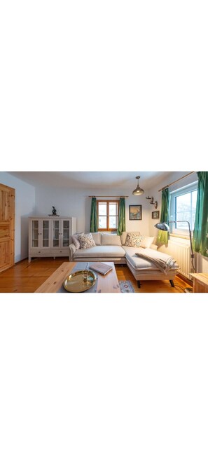 Living area - Beautiful vacation apartment with lake view of the Grundlsee with private garden. (Bräuhof)