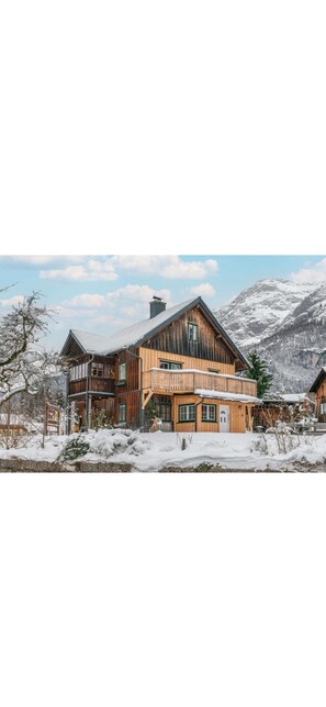 Exterior - Beautiful vacation apartment with lake view of the Grundlsee with private garden. (Bräuhof)